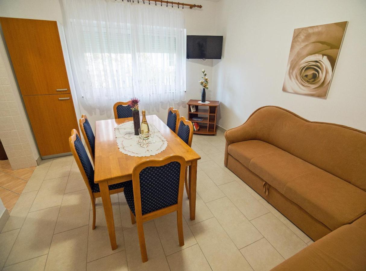 Apartments Bene Banjol Esterno foto
