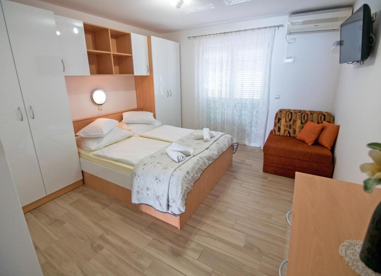 Apartments Bene Banjol Esterno foto