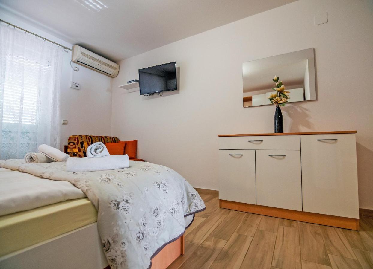 Apartments Bene Banjol Esterno foto