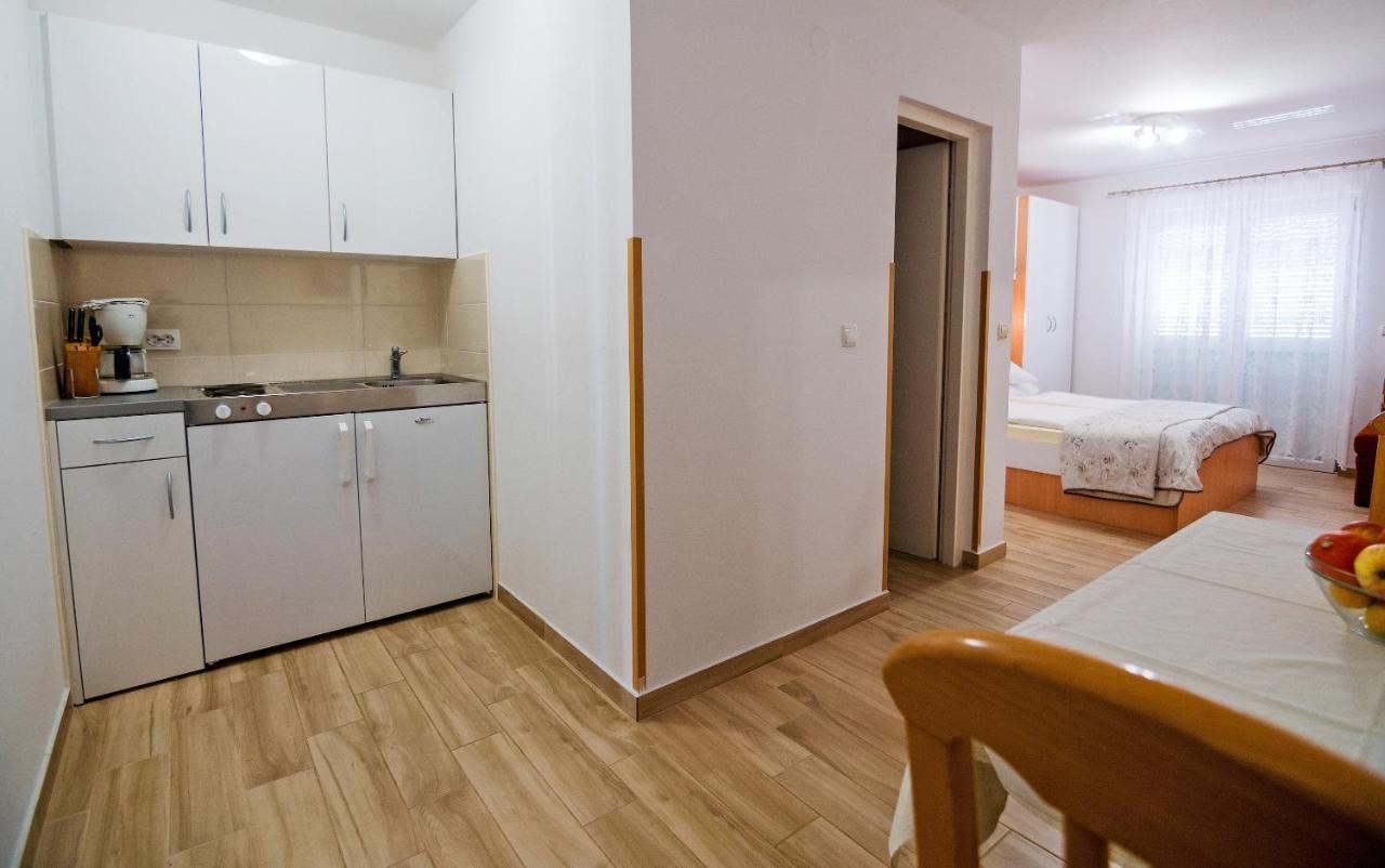 Apartments Bene Banjol Esterno foto