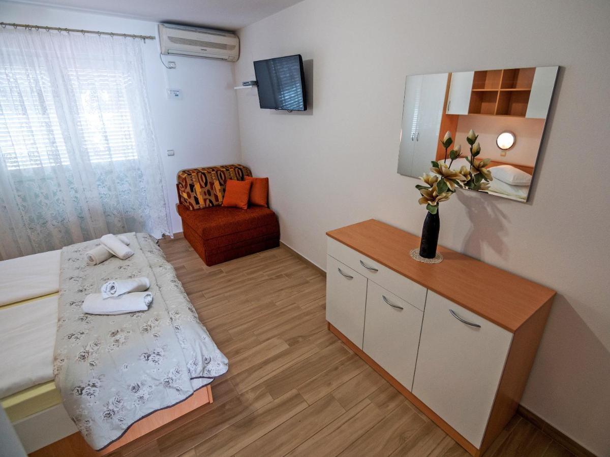 Apartments Bene Banjol Esterno foto